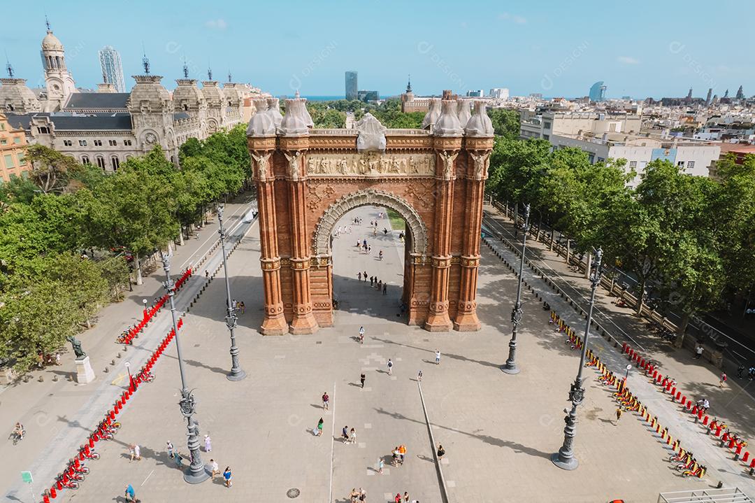 Vista aérea do horizonte urbano de Barcelona e do Arco do Triunfo
