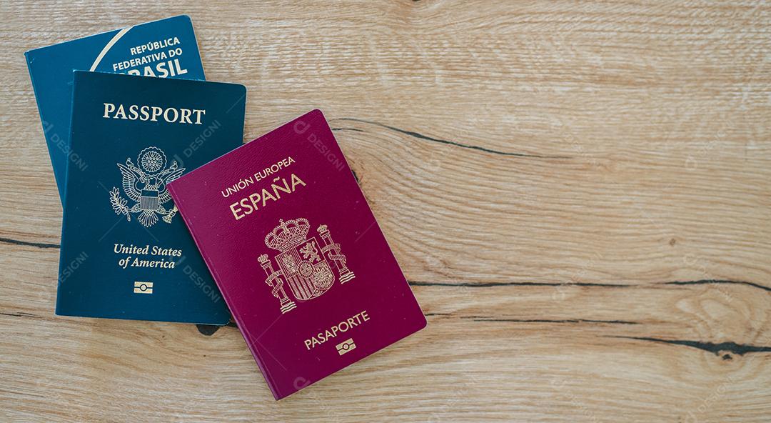 Vários passaportes de cidadãos de muitos países e regiões do mundo