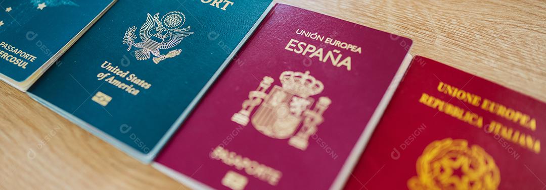 Vários passaportes de cidadãos de muitos países e regiões do mundo