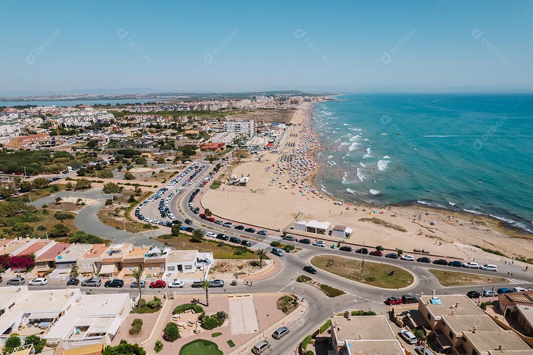 Vista aérea da praia de Torre La Mata, Alicante durante o verão ensolarado