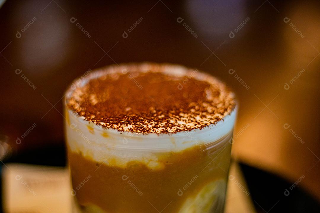 Sobremesa Banoffe servida em copo de cristal