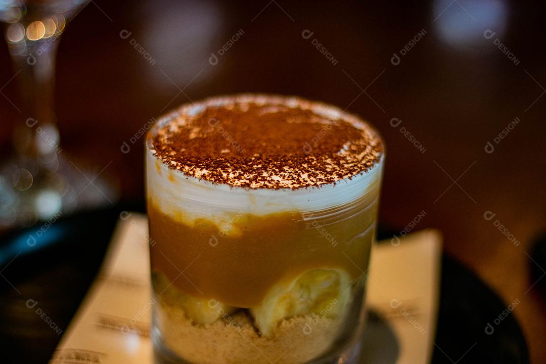Sobremesa Banoffe servida em copo de cristal