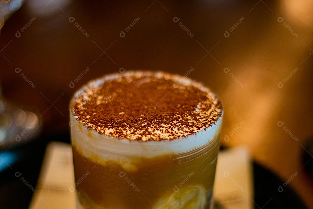 Sobremesa Banoffe servida em copo de cristal