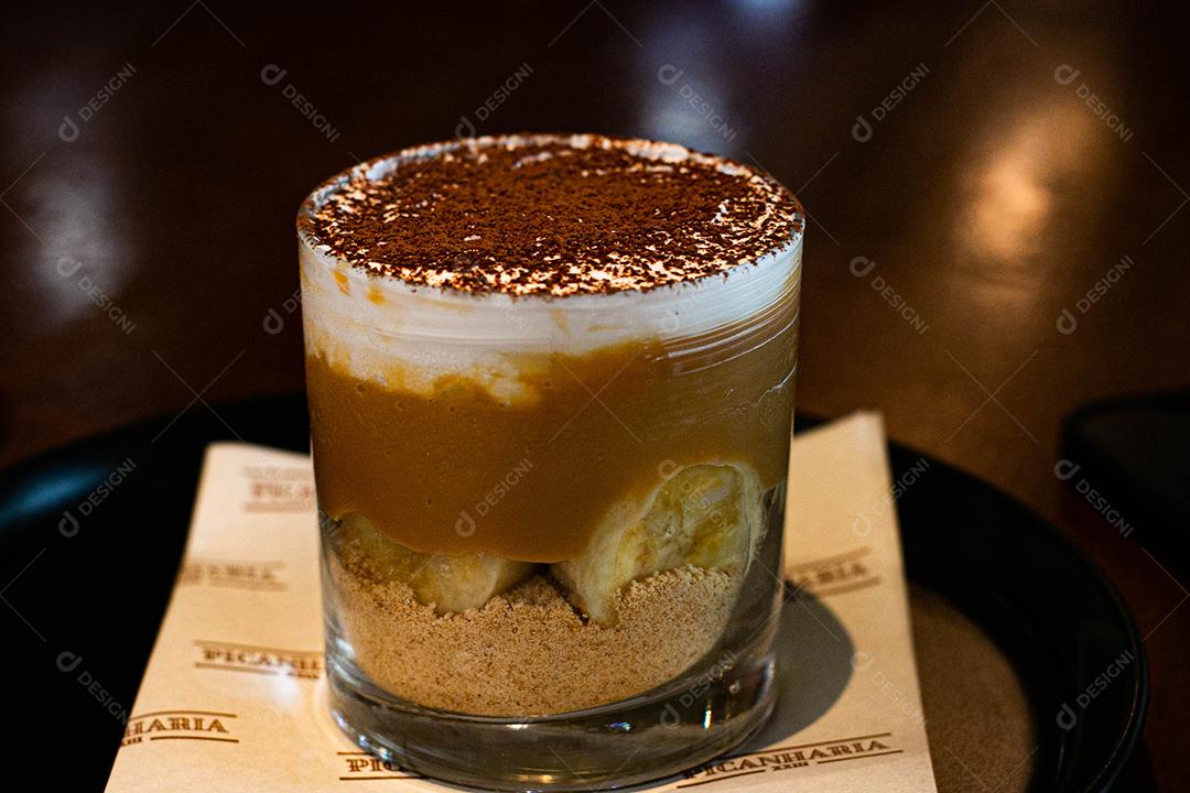 Sobremesa Banoffe servida em copo de cristal