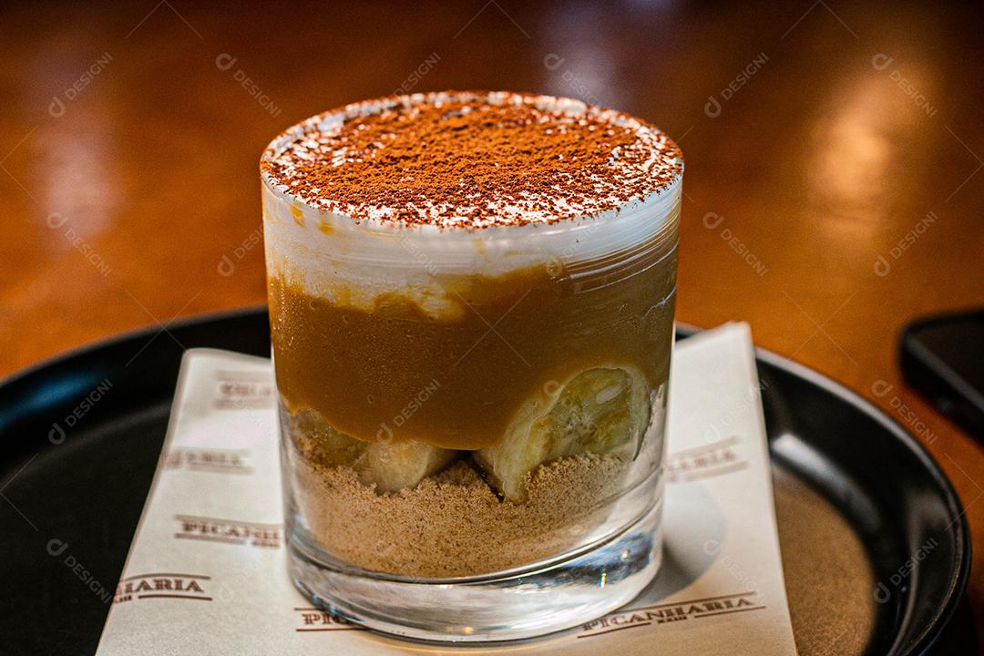 Sobremesa Banoffe servida em copo de cristal