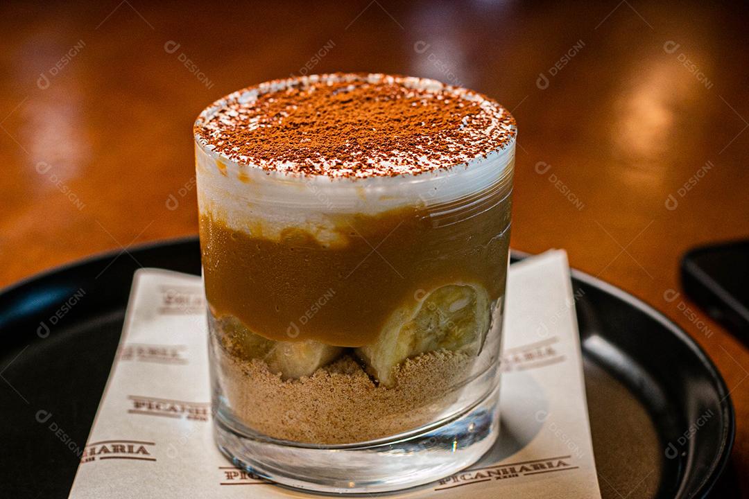 Sobremesa Banoffe servida em copo de cristal