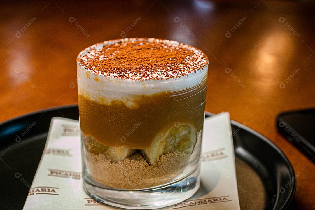 Sobremesa Banoffe servida em copo de cristal