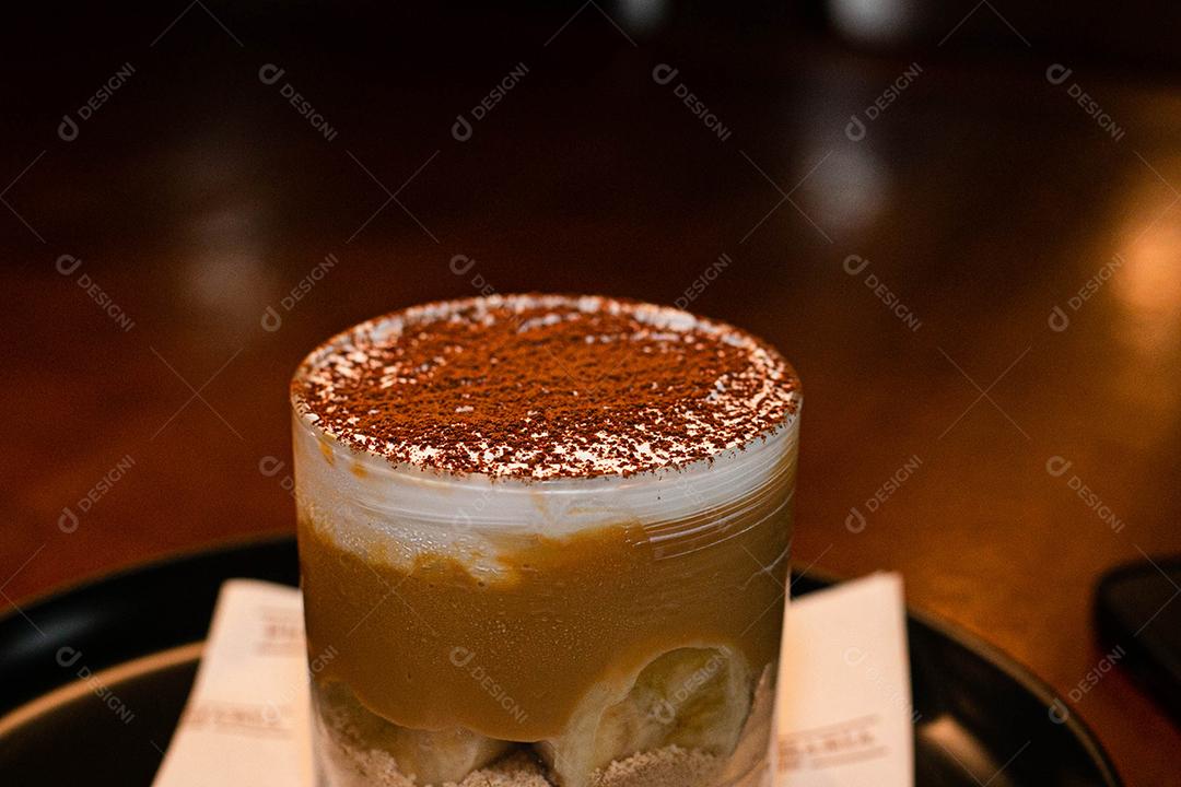 Sobremesa Banoffe servida em copo de cristal