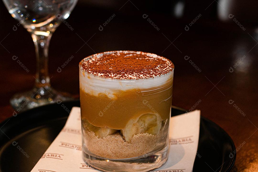 Sobremesa Banoffe servida em copo de cristal