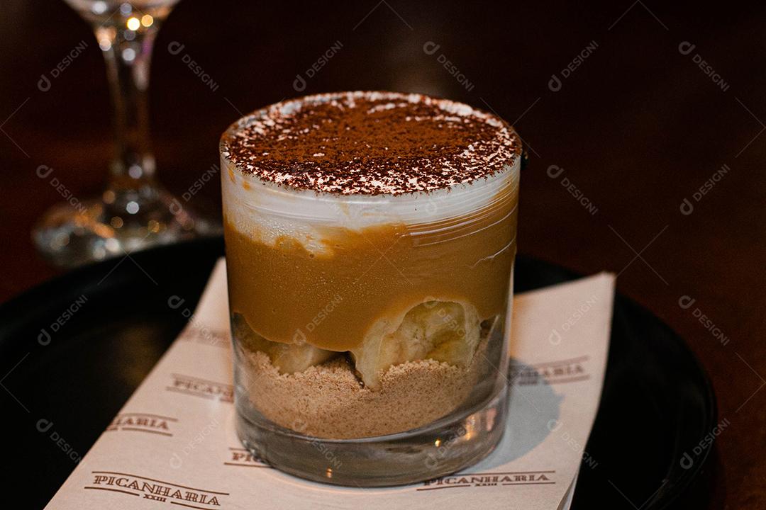 Sobremesa Banoffe servida em copo de cristal
