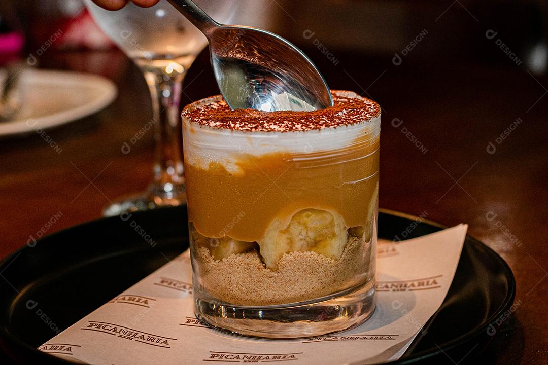 Sobremesa Banoffe servida em copo de cristal