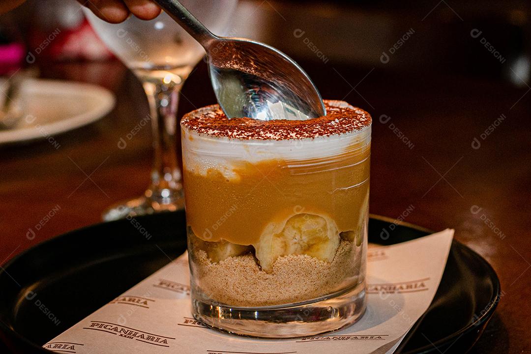 Sobremesa Banoffe servida em copo de cristal