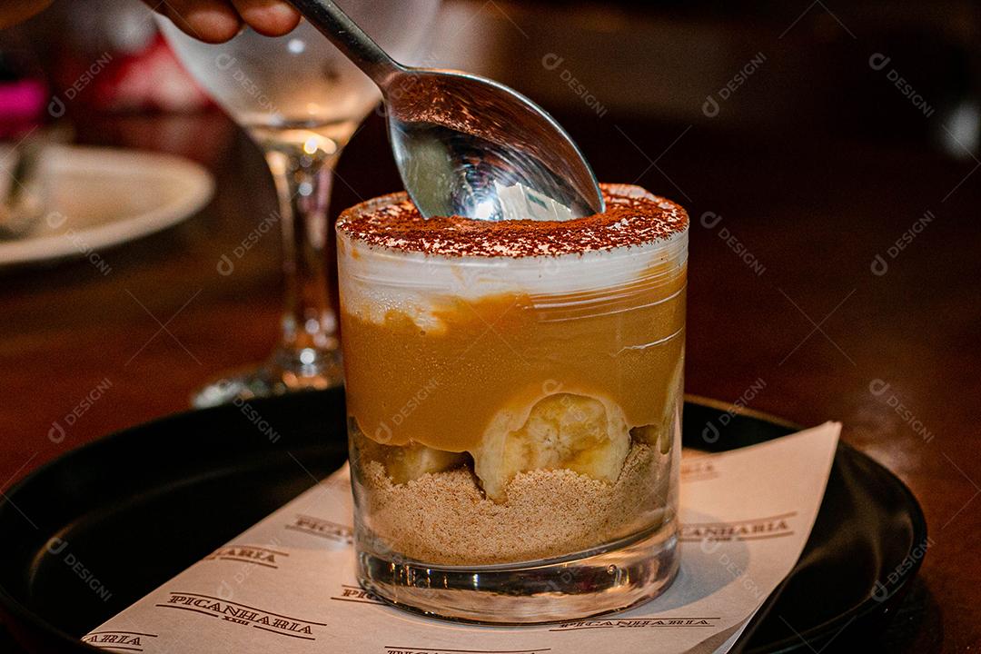 Sobremesa Banoffe servida em copo de cristal