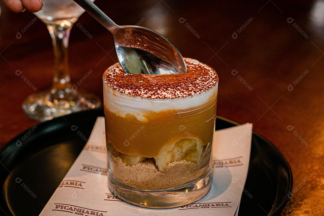 Sobremesa Banoffe servida em copo de cristal