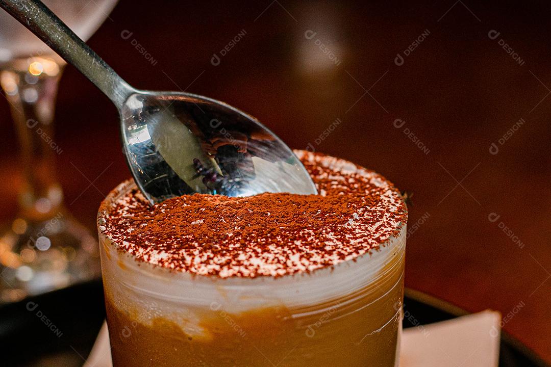 Sobremesa Banoffe servida em copo de cristal