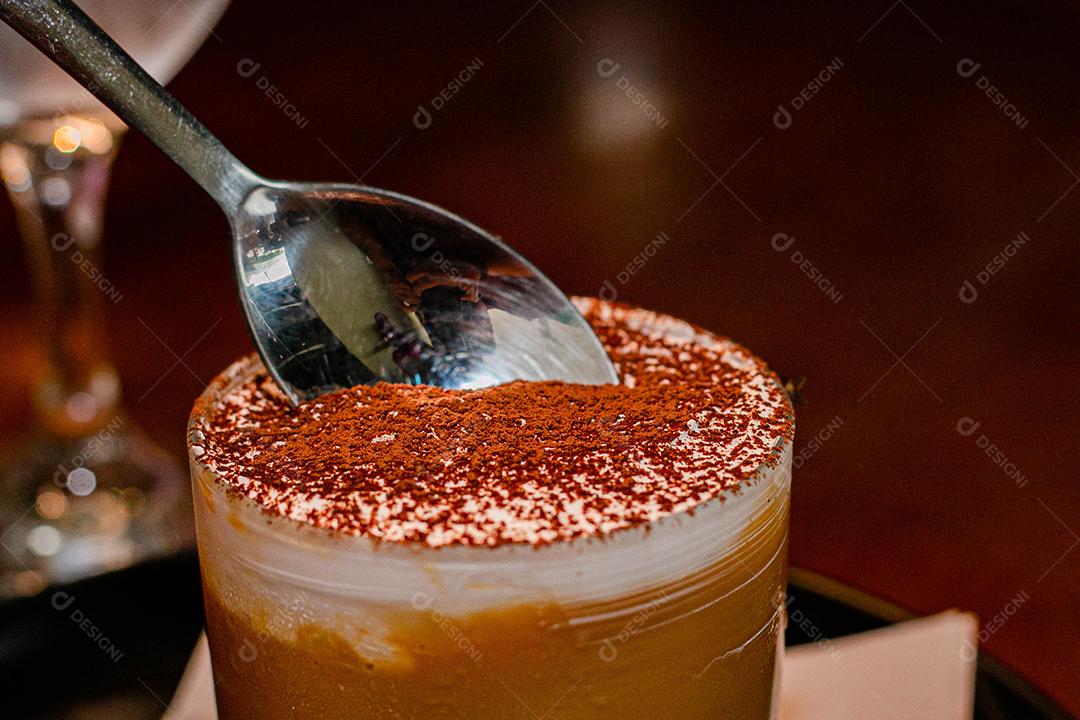 Sobremesa Banoffe servida em copo de cristal