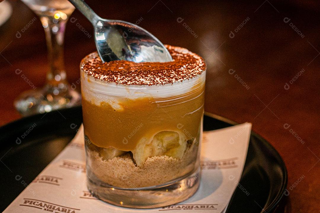 Sobremesa Banoffe servida em copo de cristal