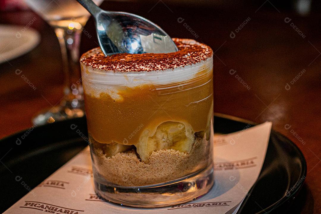 Sobremesa Banoffe servida em copo de cristal