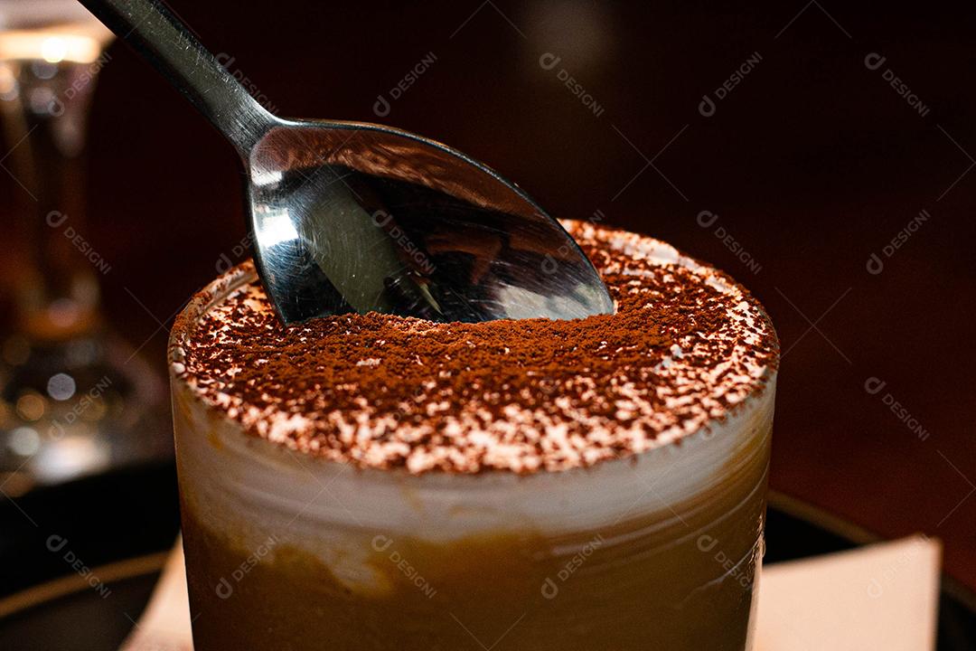 Sobremesa Banoffe servida em copo de cristal