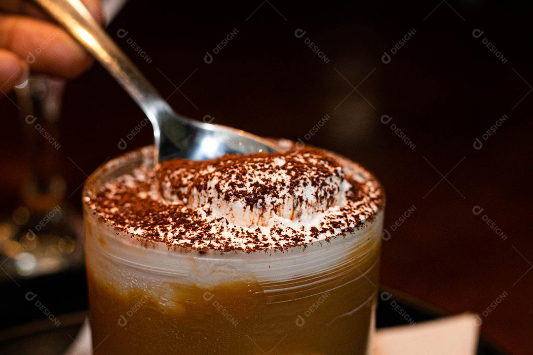 Sobremesa Banoffe servida em copo de cristal