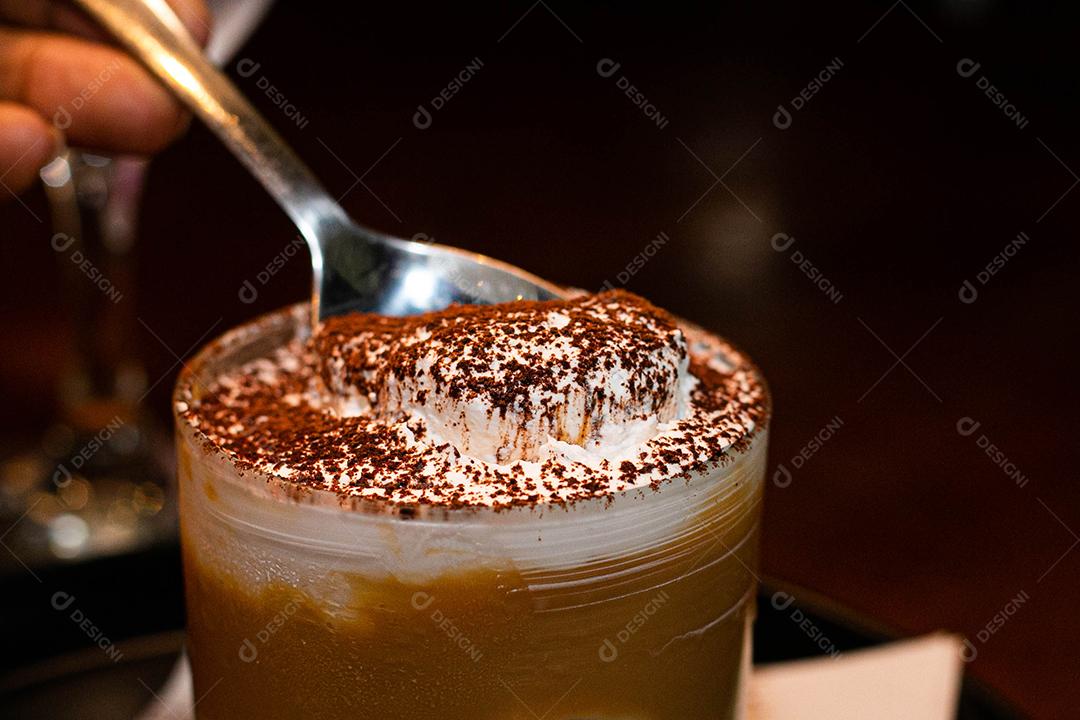 Sobremesa Banoffe servida em copo de cristal