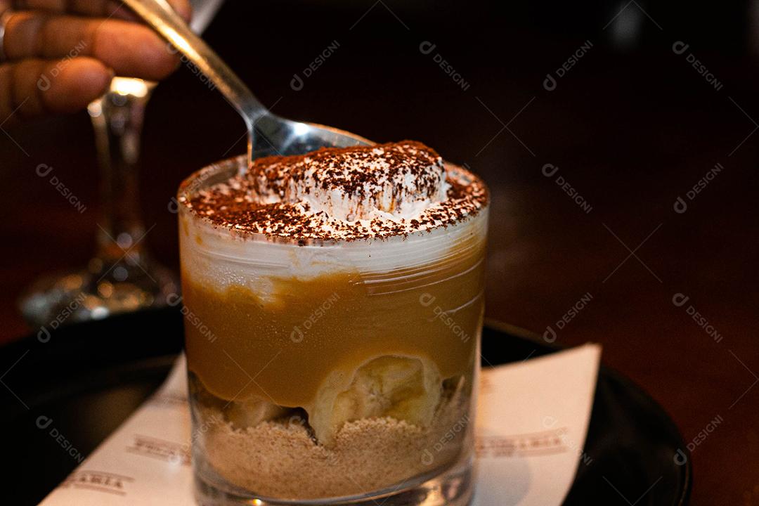 Sobremesa Banoffe servida em copo de cristal
