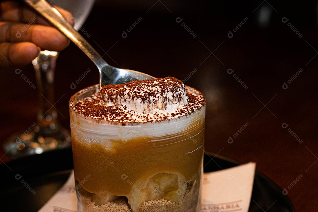 Sobremesa Banoffe servida em copo de cristal