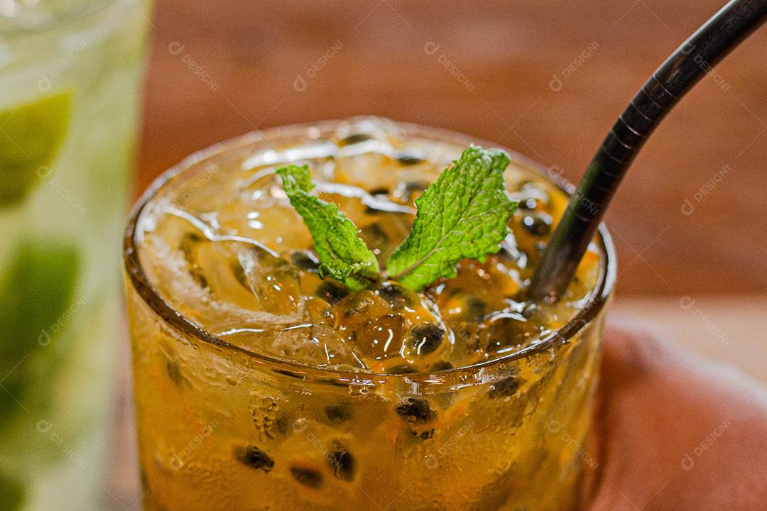 Caipirinha de maracujá com menta
