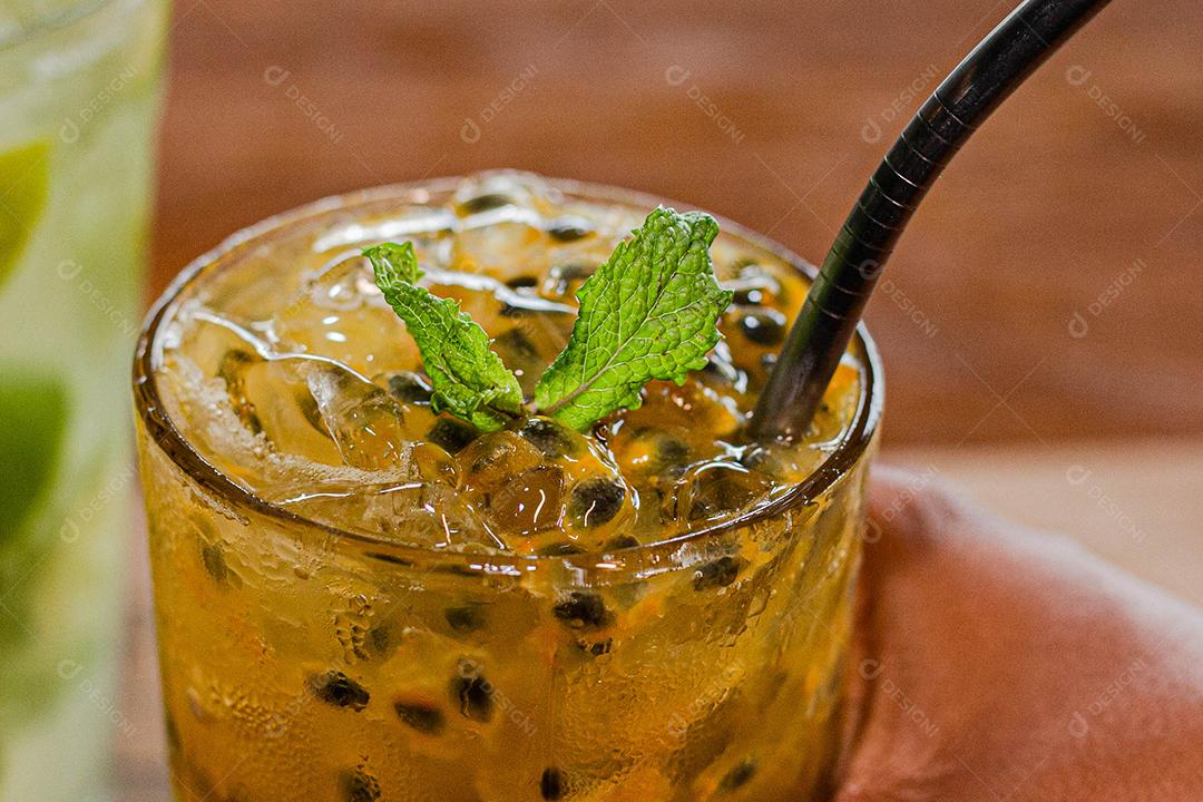 Caipirinha de maracujá com menta
