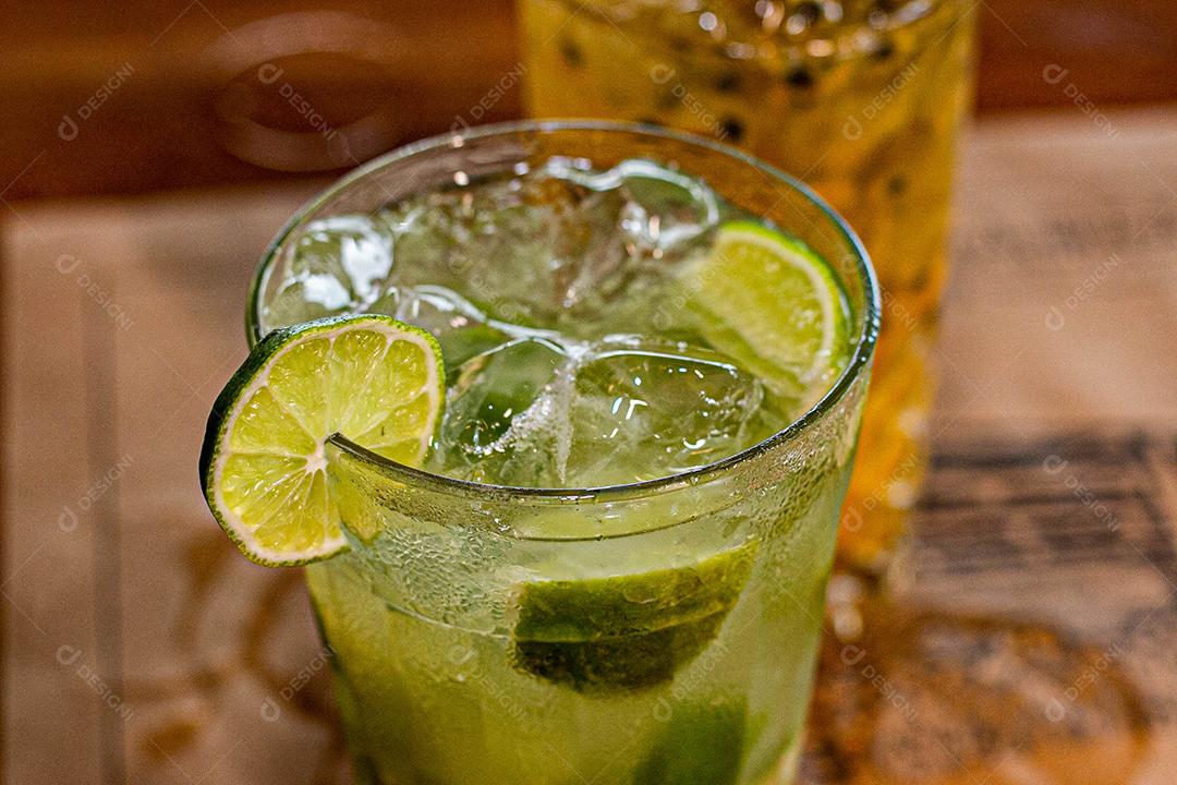 Caipirinha de limão com cubos de gelo