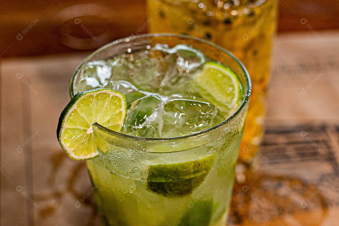 Caipirinha de limão com cubos de gelo