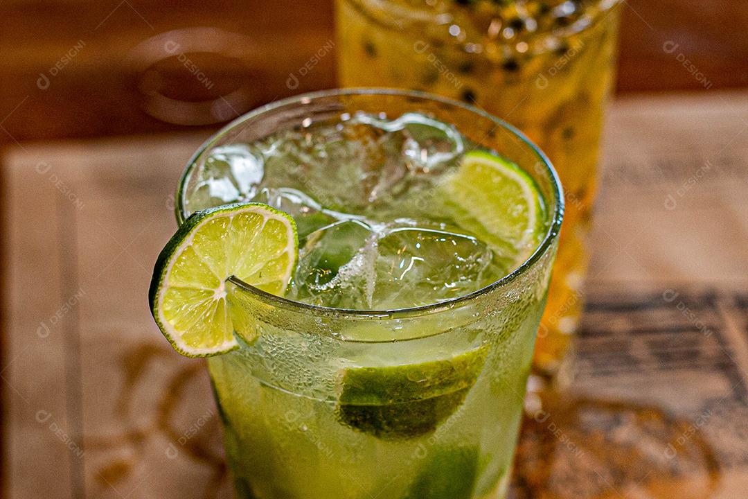 Caipirinha de limão com cubos de gelo