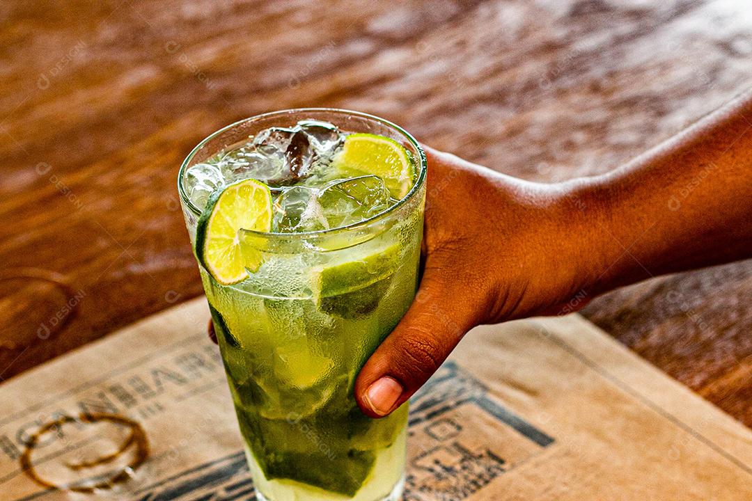 Caipirinha de limão com cubos de gelo