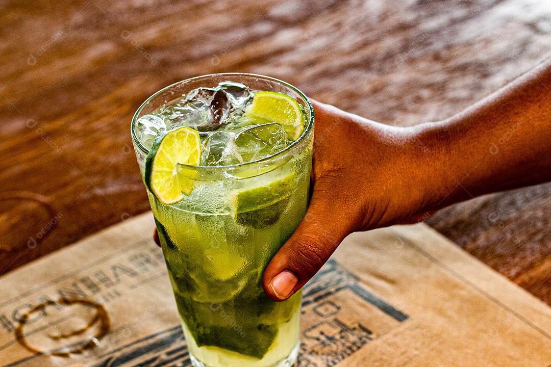 Caipirinha de limão com cubos de gelo