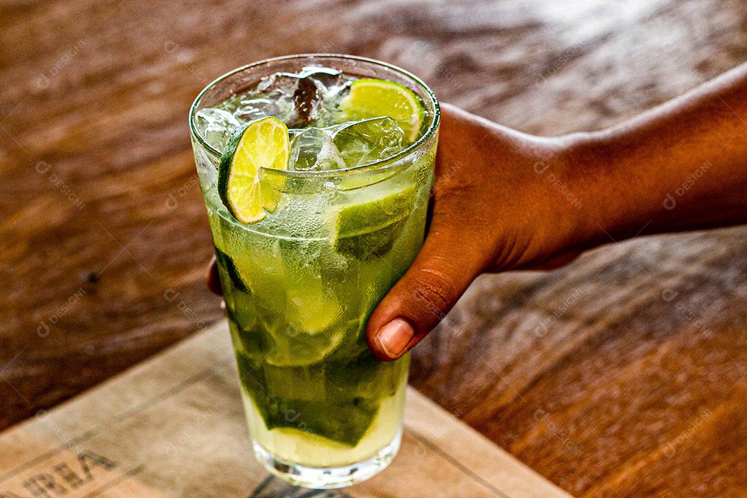 Caipirinha de limão com cubos de gelo