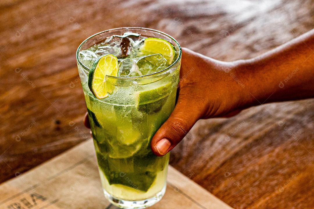 Caipirinha de limão com cubos de gelo