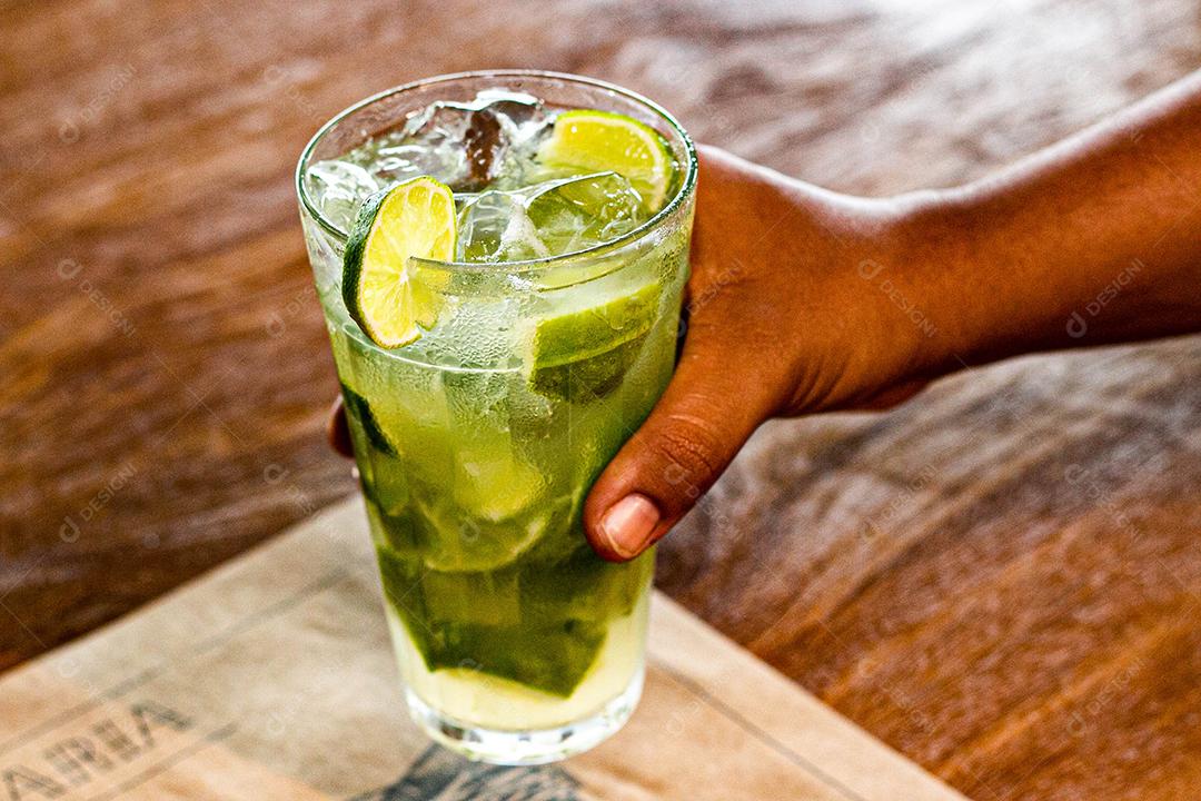 Caipirinha de limão com cubos de gelo