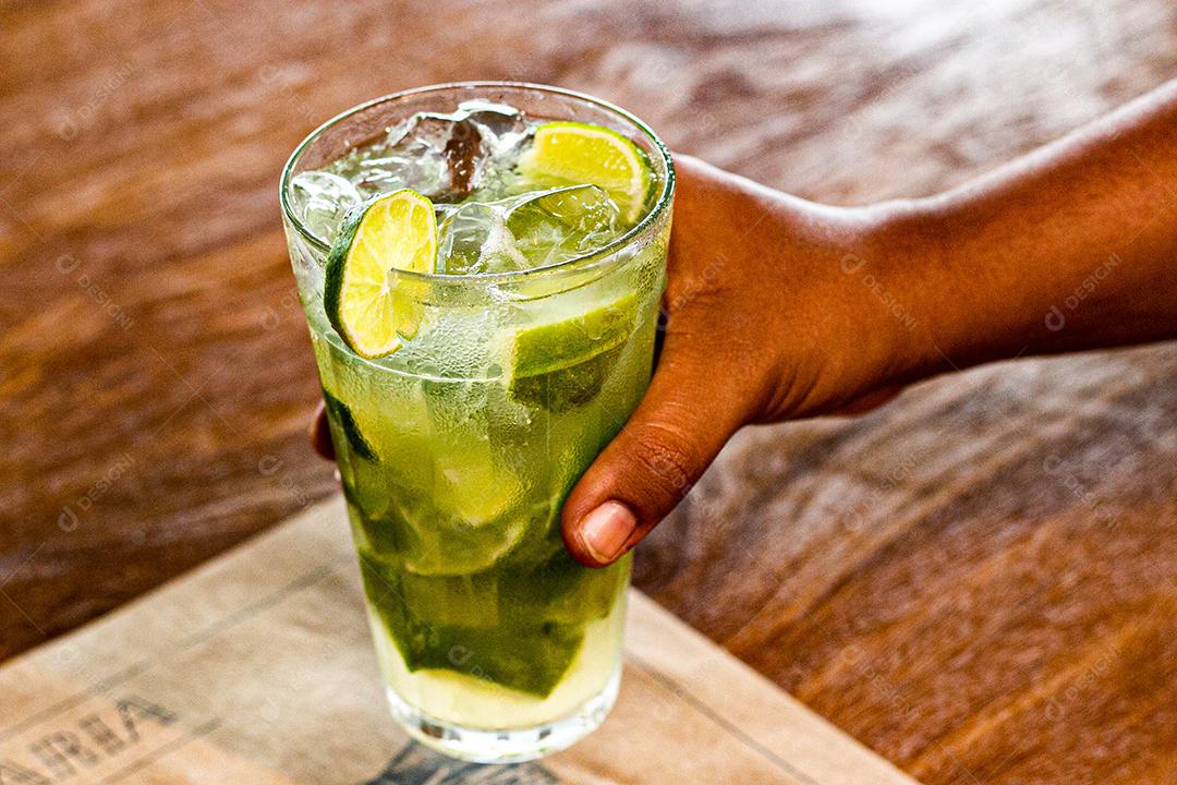 Caipirinha de limão com cubos de gelo