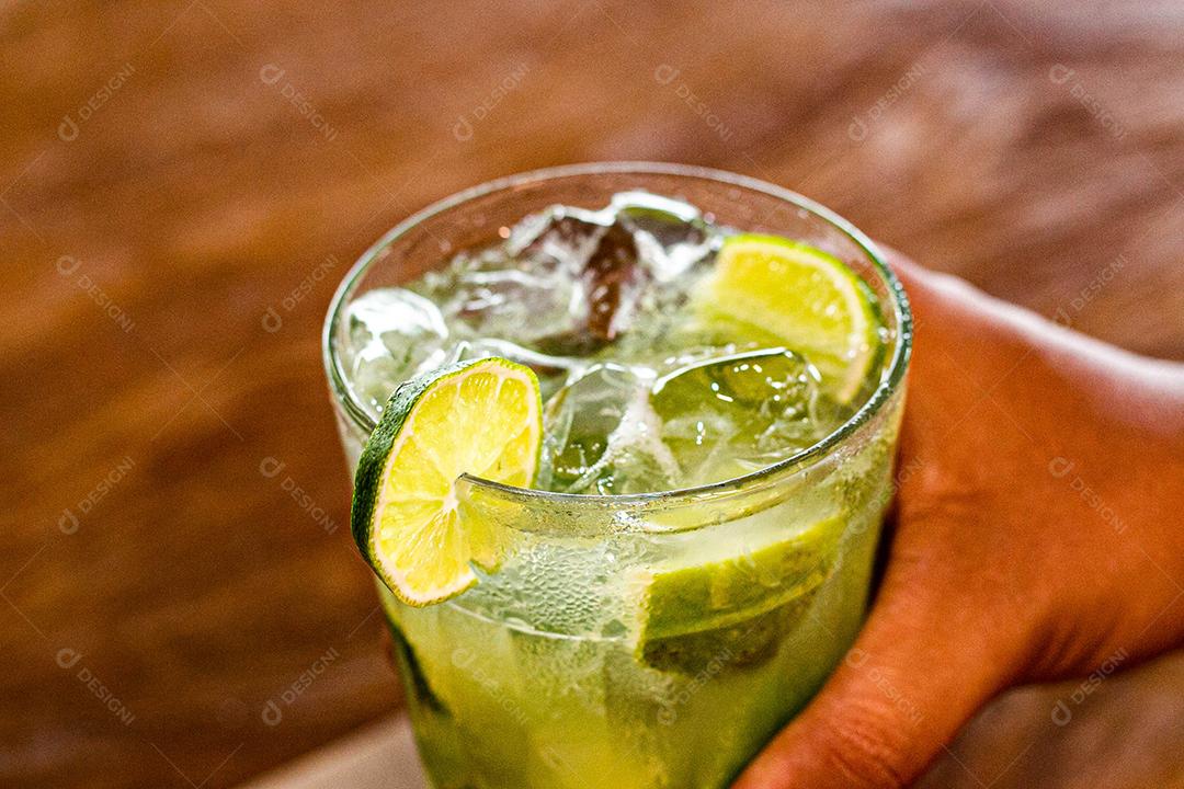 Caipirinha de limão com cubos de gelo