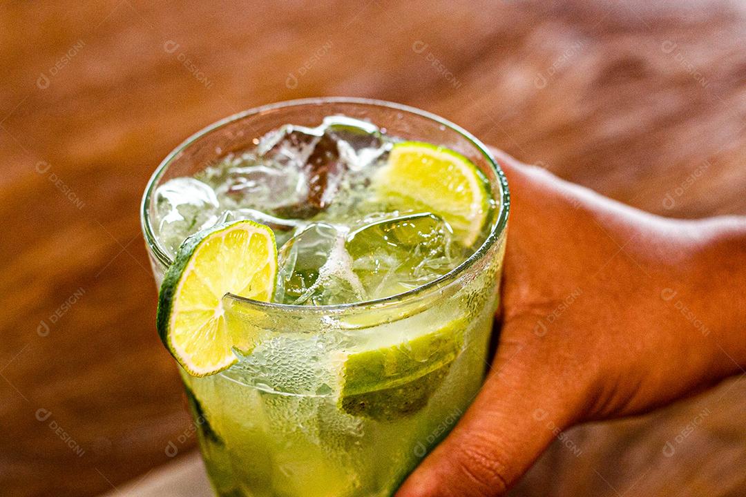 Caipirinha de limão com cubos de gelo