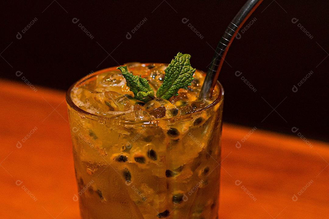 Caipirinha de maracujá com menta