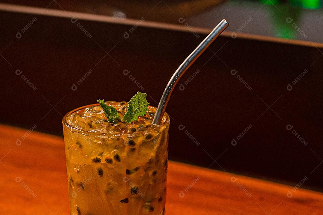 Caipirinha de maracujá com menta
