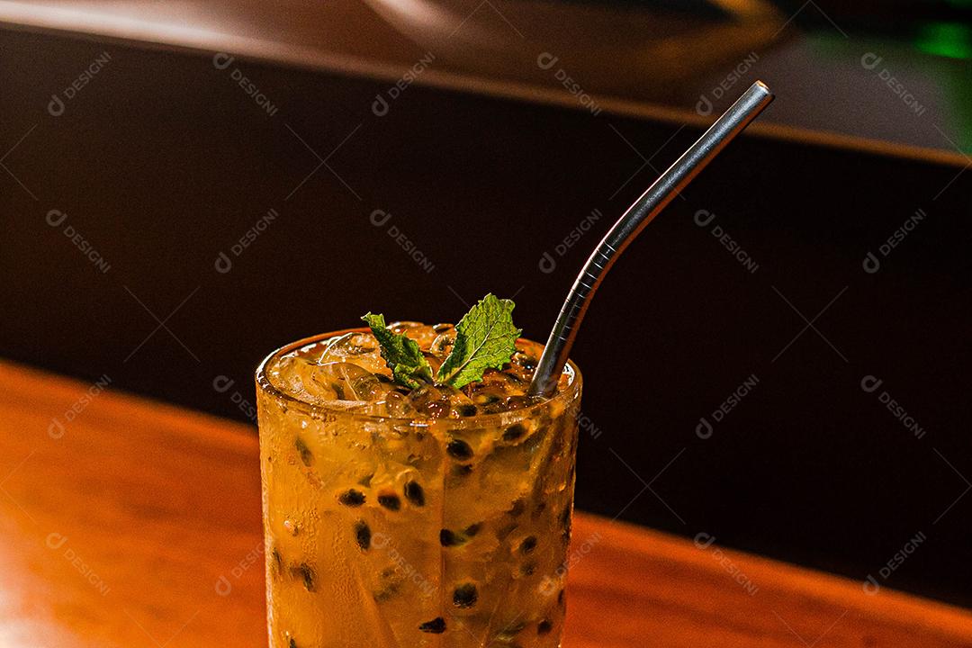 Caipirinha de maracujá com menta em fundo preto