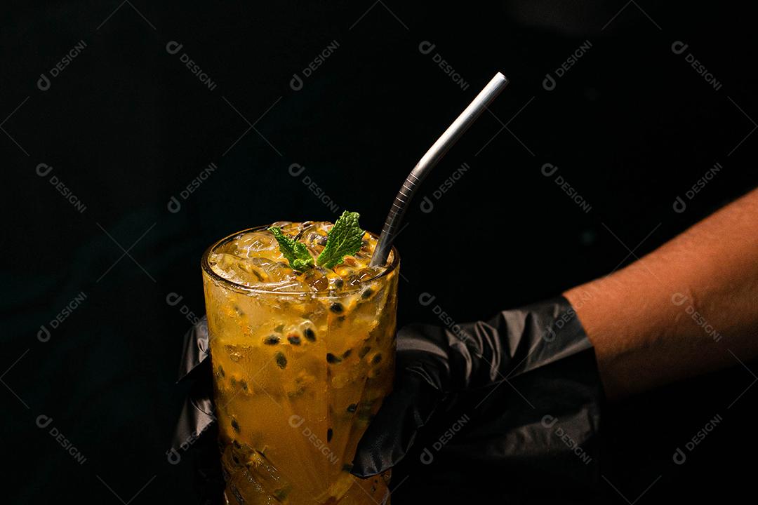 Caipirinha de maracujá com menta em fundo preto