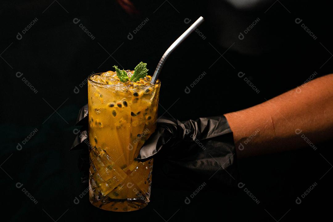 Caipirinha de maracujá com menta em fundo preto