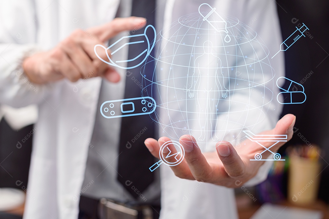 Médico está escolhendo o tratamento do paciente.