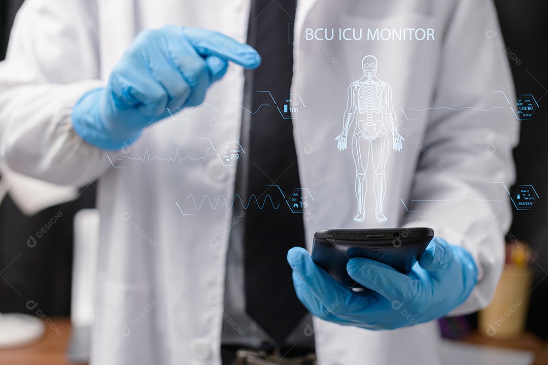 Médico está analisando a condição do paciente.