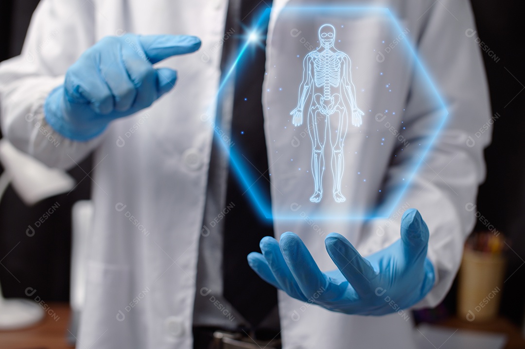 Médico está analisando a condição do paciente.