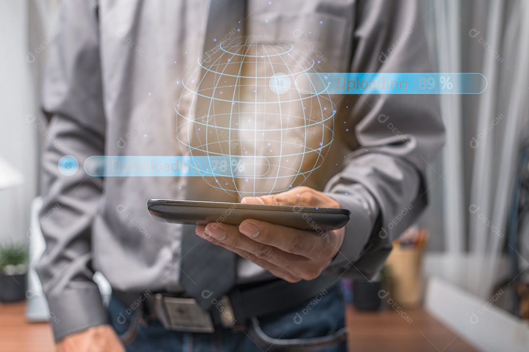 Empresárioestão carregando, baixando, dados.