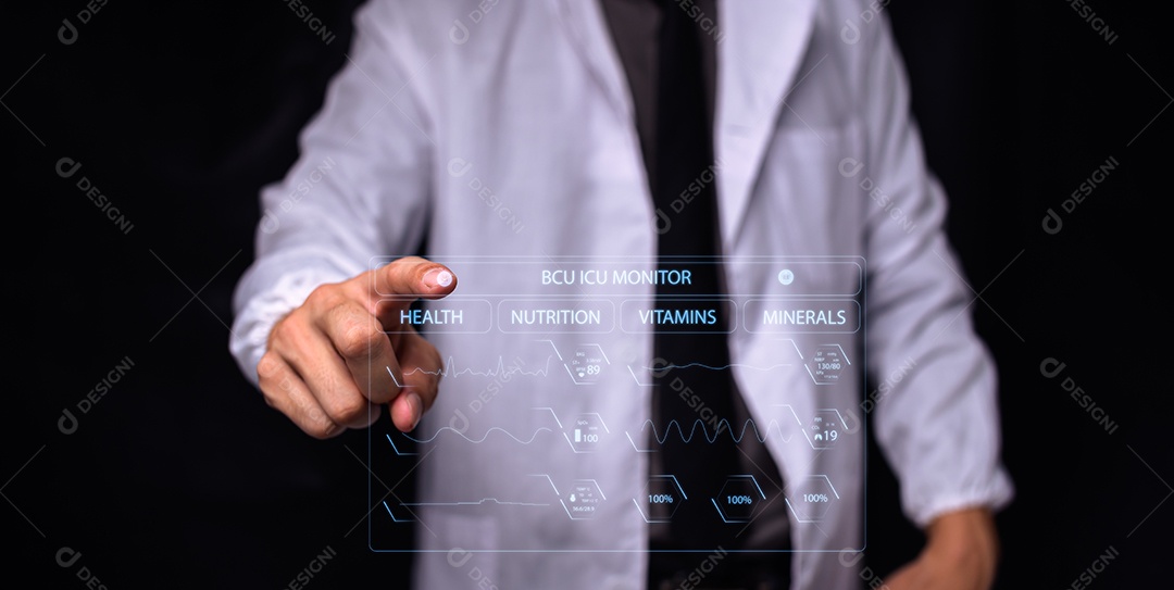 Doutor que mostra a informação do tratamento